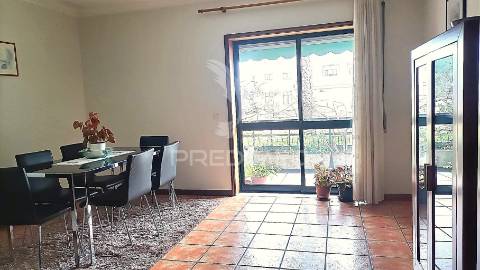 Apartamento t3, com varanda e lugar de garagem em ovar