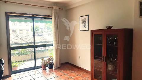 Apartamento t3, com varanda e lugar de garagem em ovar