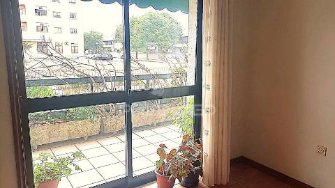 Apartamento t3, com varanda e lugar de garagem em ovar