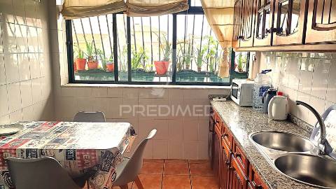 Apartamento t3, com varanda e lugar de garagem em ovar