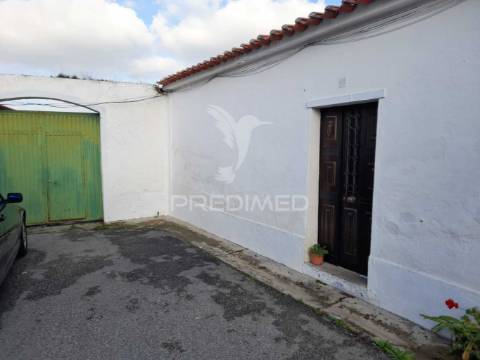 Casinha típica alentejana t3 com quintal para recuperar - pias