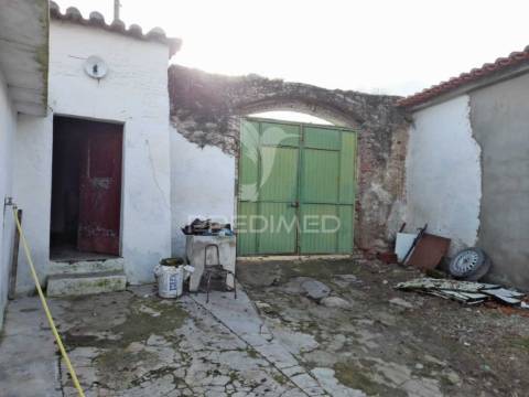 Casinha típica alentejana t3 com quintal para recuperar - pias