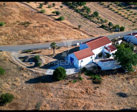 Quinta t5 tradicional em pisa barro de baixo. 2 casas sob 1 telhado + garagem muito grande