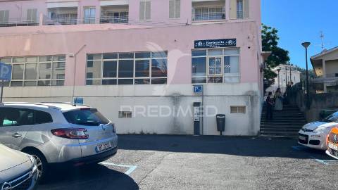 Loja á venda no centro do caniço - ilha da madeira
