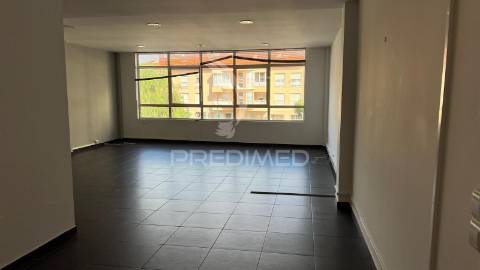 Loja á venda no centro do caniço - ilha da madeira