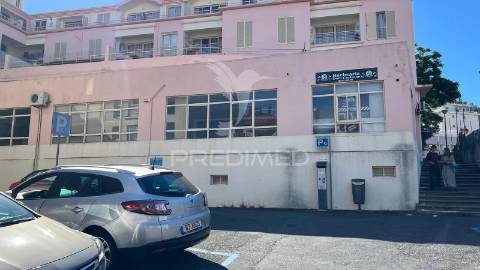 Loja á venda no centro do caniço - ilha da madeira