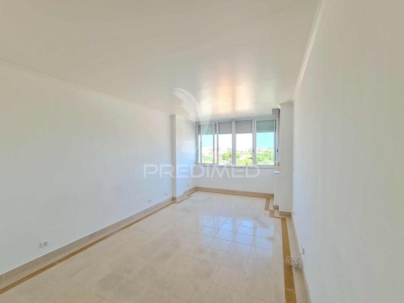 Arrenda-se t2 com magnífica vista mar em oeiras, lisboa