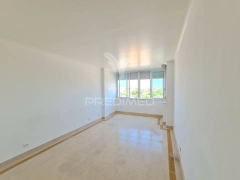 Arrenda-se t2 com magnífica vista mar em oeiras, lisboa