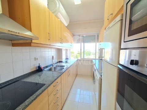 Arrenda-se t2 com magnífica vista mar em oeiras, lisboa