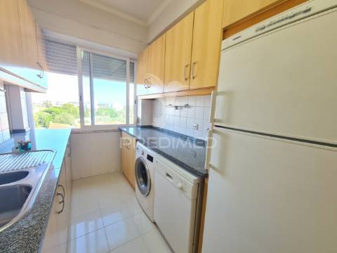 Arrenda-se t2 com magnífica vista mar em oeiras, lisboa