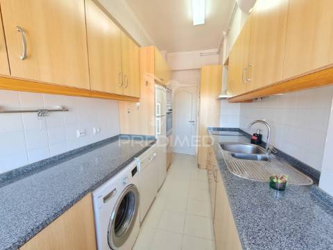 Arrenda-se t2 com magnífica vista mar em oeiras, lisboa