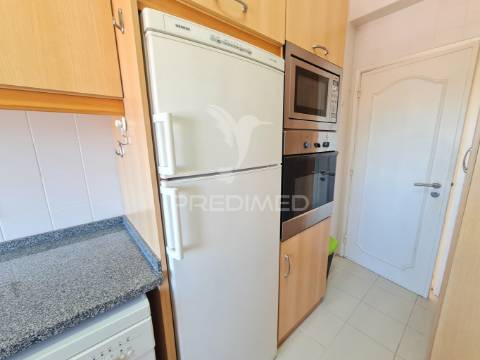 Arrenda-se t2 com magnífica vista mar em oeiras, lisboa