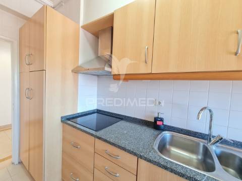 Arrenda-se t2 com magnífica vista mar em oeiras, lisboa