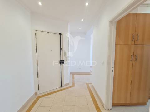 Arrenda-se t2 com magnífica vista mar em oeiras, lisboa