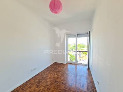 Arrenda-se t2 com magnífica vista mar em oeiras, lisboa