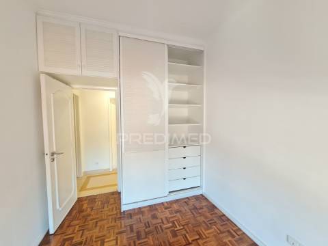Arrenda-se t2 com magnífica vista mar em oeiras, lisboa