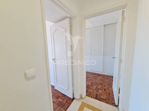 Arrenda-se t2 com magnífica vista mar em oeiras, lisboa