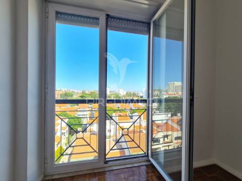 Arrenda-se t2 com magnífica vista mar em oeiras, lisboa