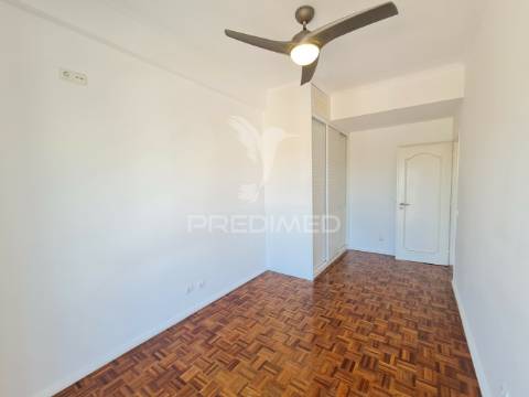 Arrenda-se t2 com magnífica vista mar em oeiras, lisboa