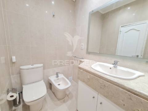 Arrenda-se t2 com magnífica vista mar em oeiras, lisboa