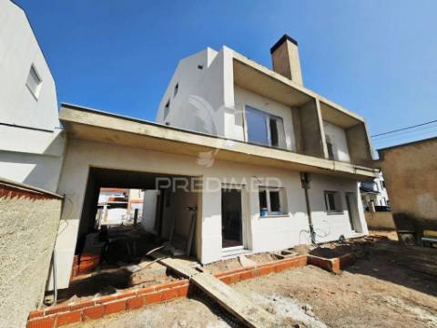 Moradia geminada t3 em gaveto, na quinta do conde