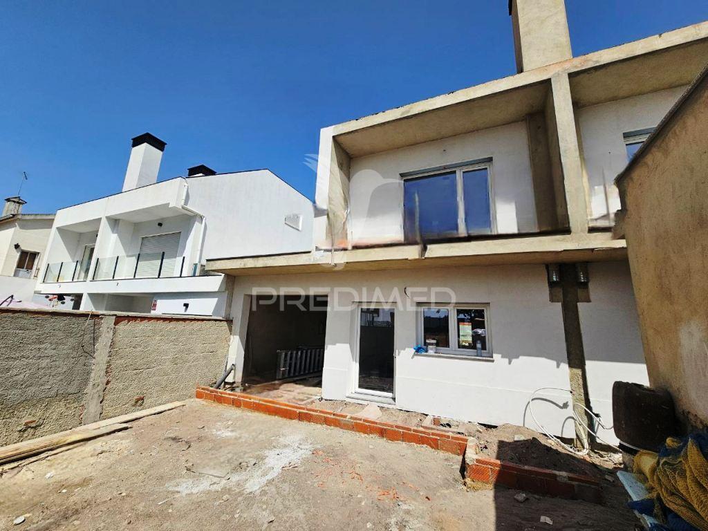 Moradia geminada t3 em gaveto, na quinta do conde
