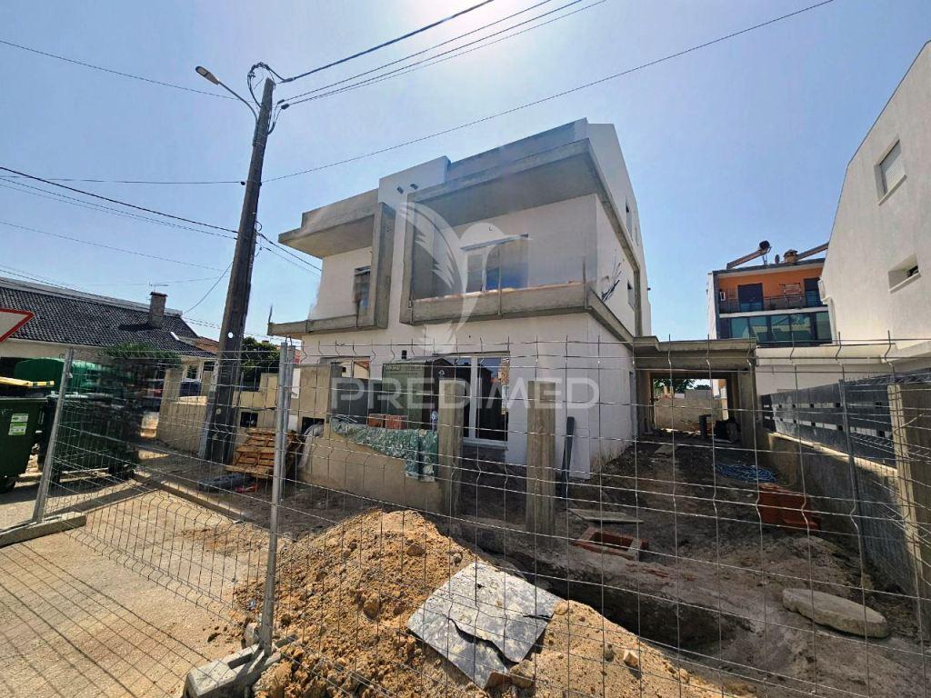 Moradia geminada t3 em gaveto, na quinta do conde