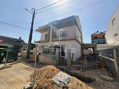 Moradia geminada t3 em gaveto, na quinta do conde