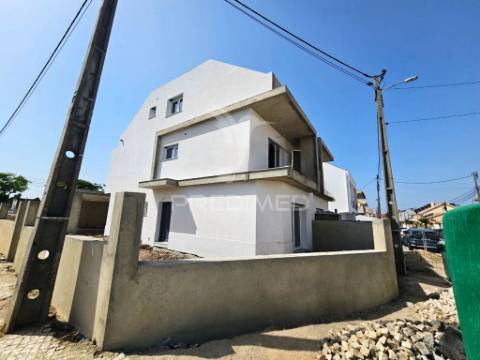 Moradia geminada t3 em gaveto, na quinta do conde