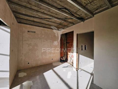 Moradia geminada t3 em gaveto, na quinta do conde