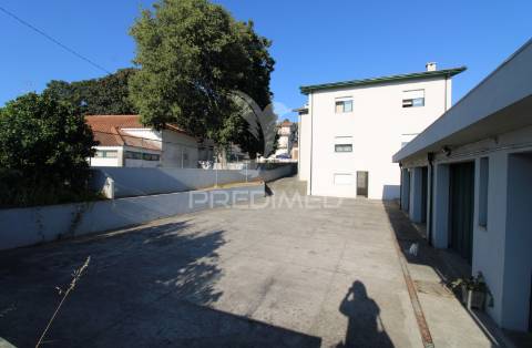 Andar moradia t2, varanda, box e jardim privado em guilhabreu