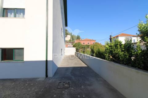 Andar moradia t2, varanda, box e jardim privado em guilhabreu