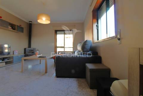 Andar moradia t2, varanda, box e jardim privado em guilhabreu
