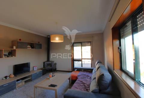 Andar moradia t2, varanda, box e jardim privado em guilhabreu