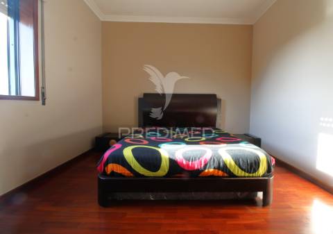 Andar moradia t2, varanda, box e jardim privado em guilhabreu