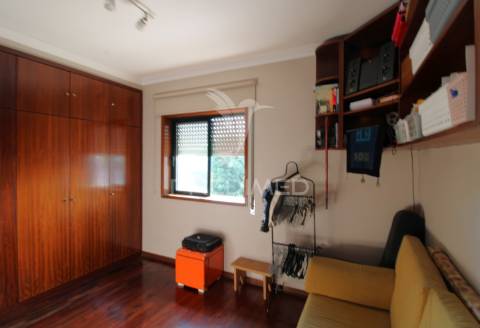 Andar moradia t2, varanda, box e jardim privado em guilhabreu