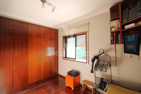Andar moradia t2, varanda, box e jardim privado em guilhabreu