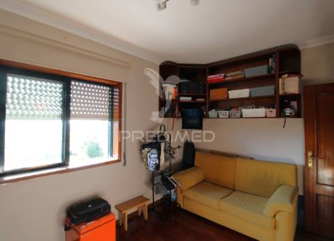 Andar moradia t2, varanda, box e jardim privado em guilhabreu