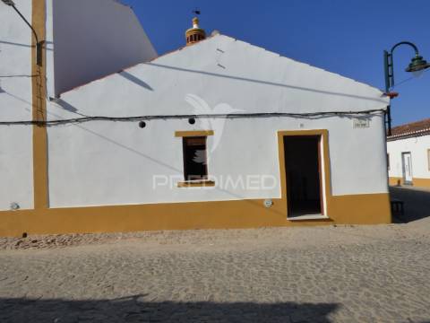Casinha típica alentejana t4 totalmente remodelada com quintal -pias