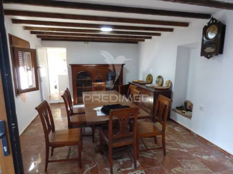 Casinha típica alentejana t4 totalmente remodelada com quintal -pias