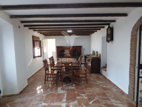 Casinha típica alentejana t4 totalmente remodelada com quintal -pias