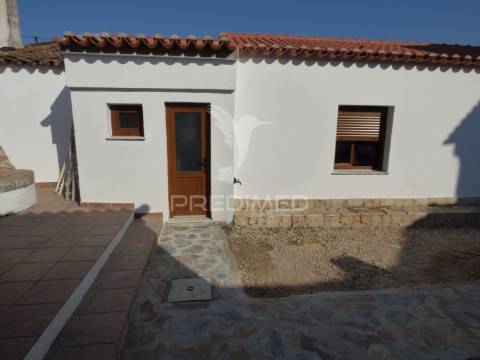Casinha típica alentejana t4 totalmente remodelada com quintal -pias