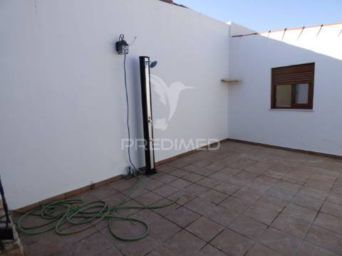 Casinha típica alentejana t4 totalmente remodelada com quintal -pias