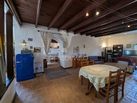 Quinta t5 tradicional em pisa barro de baixo. 2 casas sob 1 telhado + garagem muito grande