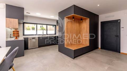 Moradia moderna t3+1 a 50 metros da praia, com vista para o oceano atlântico