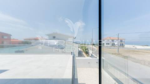 Moradia moderna t3+1 a 50 metros da praia, com vista para o oceano atlântico