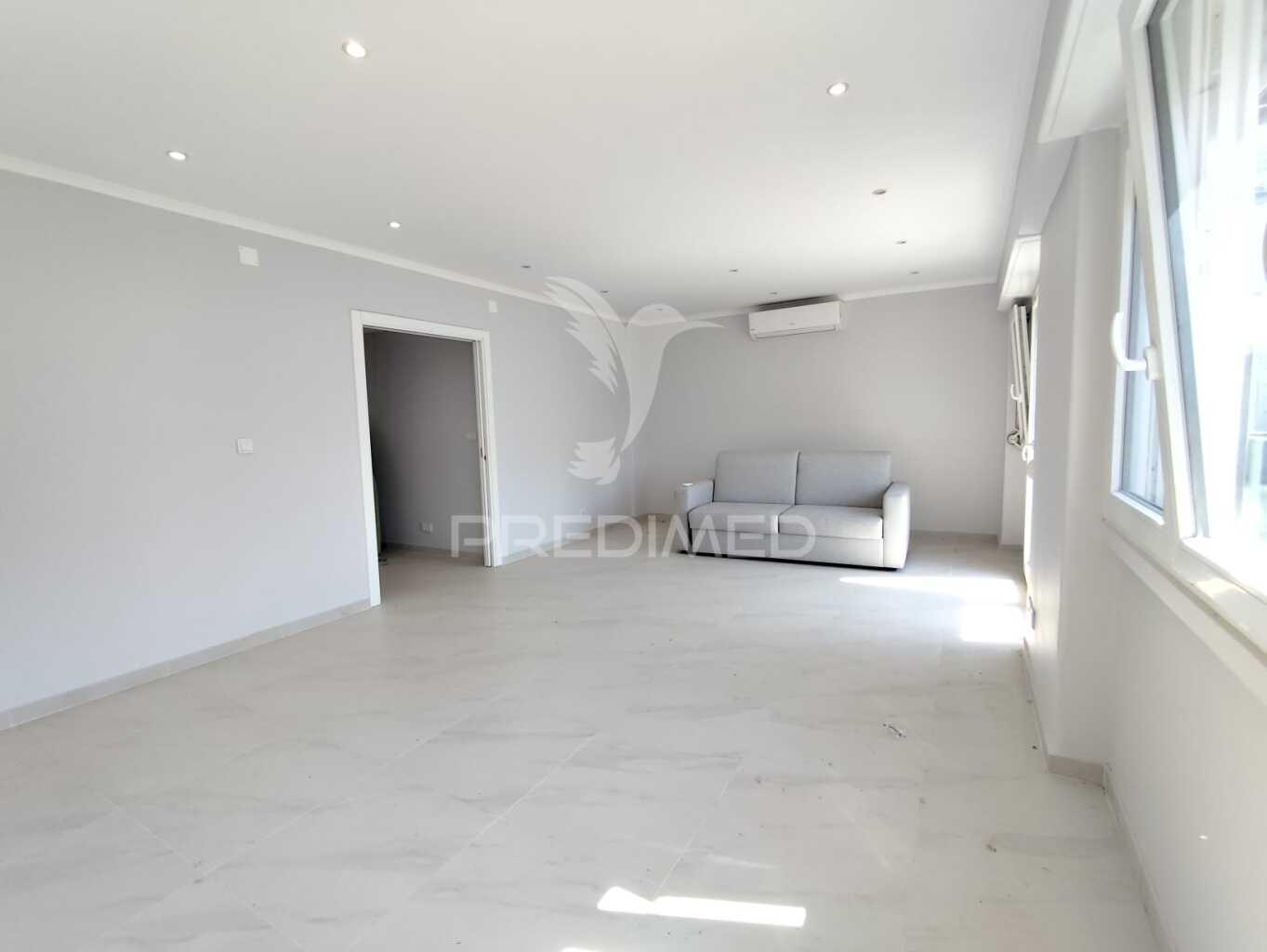 Apartamento t3 convertido em t2 em benfica