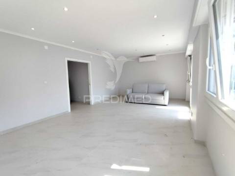 Apartamento t3 convertido em t2 em benfica