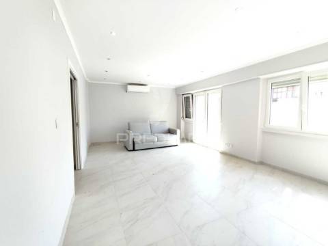 Apartamento t3 convertido em t2 em benfica