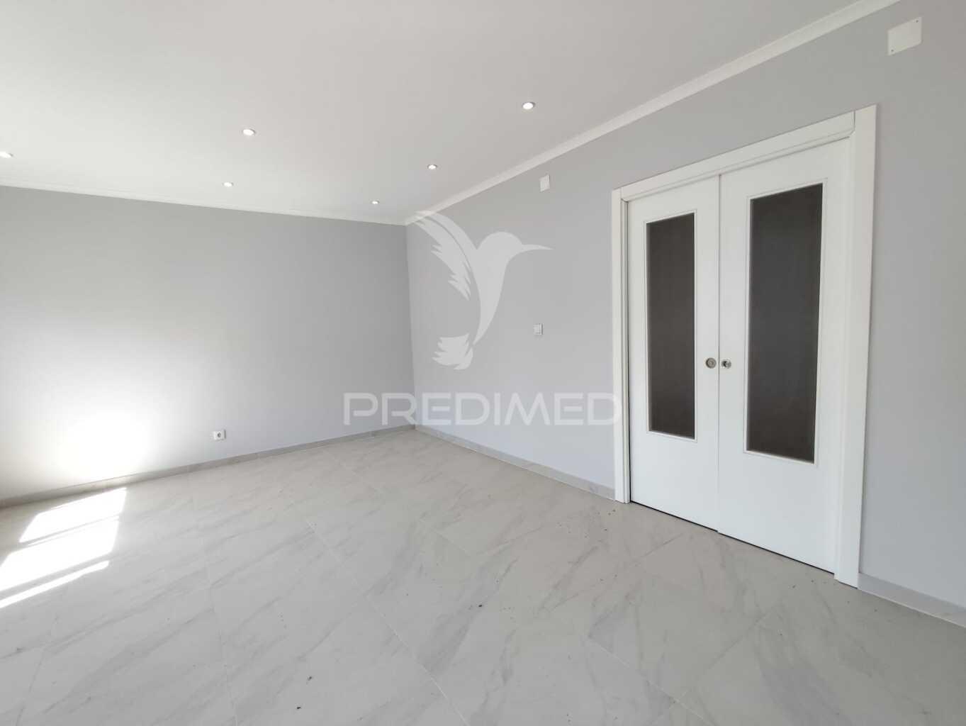 Apartamento t3 convertido em t2 em benfica